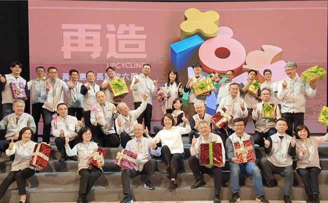 嘉义市长黄敏惠期许带领市府团队继续打拚前进，就是送市民最好的耶诞节礼物。（廖素慧摄）