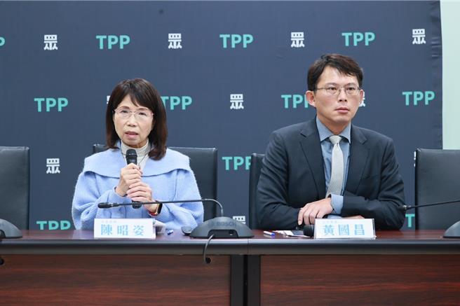 民眾党立院党团总召黄国昌、立委陈昭姿今召开记者会，炮轰卫福部报告充斥谎言、造假，从来没看过可以写得这么烂的调查报告，卫福部长邱泰源若无法听到基层重要声音，那下台也是刚好。（民眾党团提供）