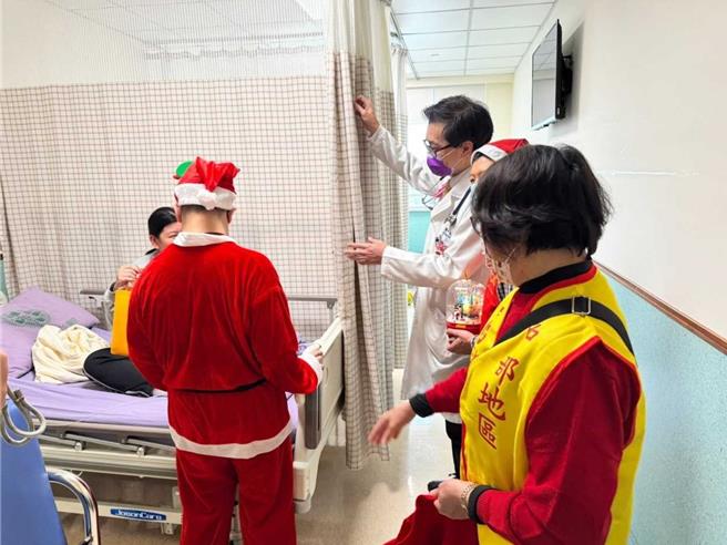 耶诞节送暖，爱心满满，社团法人中华民国关怀心臟病童协会在耶诞节日到童医院送礼物活动，让生病中的孩子，感受到节日温暖。（童综合医院提供／张妍溱台中传真）