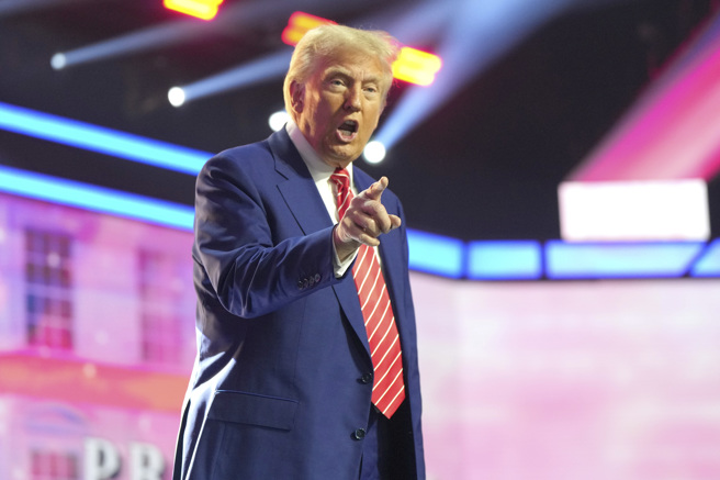 伊朗裔丹麦导演阿巴斯翻拍川普早年的故事。（图／美联社）

