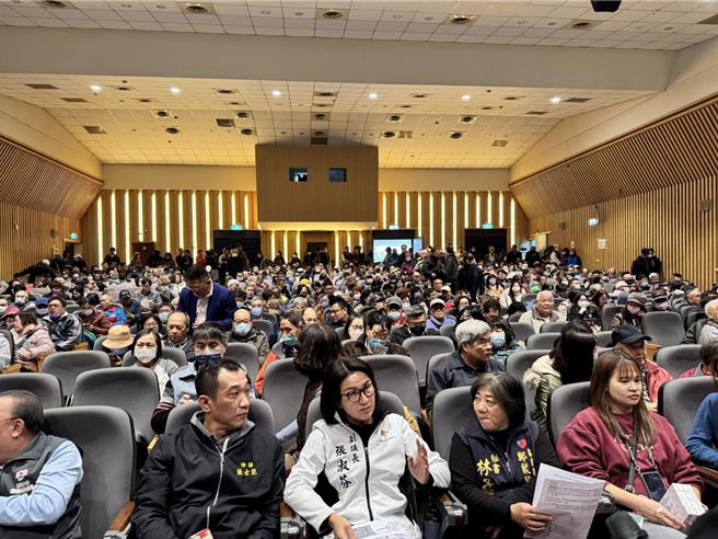 苗栗县政府24日举行头份交流道周边产业园区开发范围勘选及可行性评估先期规画案地主说明会，向当地居民介绍未来发展方向并进行意愿调查。（苗栗县政府提供／吕丽甄苗栗传真）