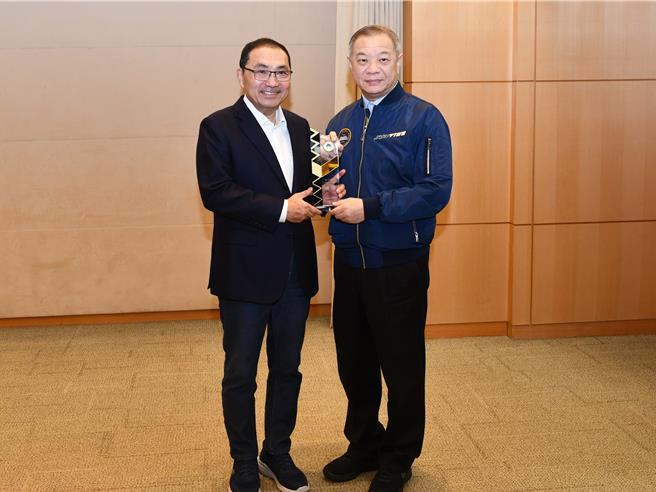 新北市政府榮獲「內政部112年推動社區治安工作評鑑」全國特優，由警察局廖局長訓誠獻獎。（新北市警察局提供）