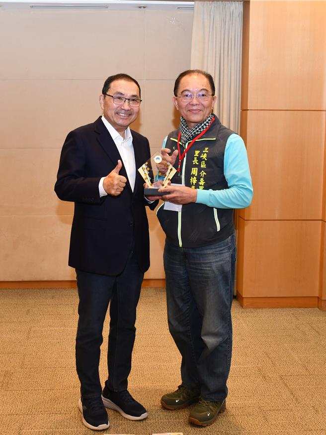 侯友宜轉頒內政部「112年推動社區治安工作評鑑」績優治安社區獎牌予三峽區介壽里。（新北市警察局提供）