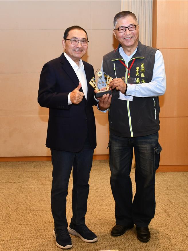 侯友宜轉頒內政部「112年推動社區治安工作評鑑」績優治安社區獎牌予蘆洲區水湳里。（新北市警察局提供）