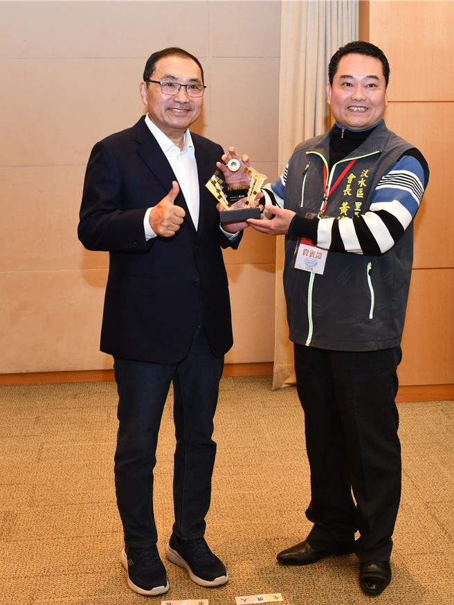 侯友宜轉頒內政部「112年推動社區治安工作評鑑」績優治安社區獎牌予淡水區正德里。（新北市警察局提供）