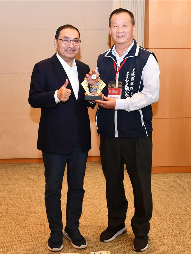 侯友宜轉頒內政部「112年推動社區治安工作評鑑」績優治安社區獎牌予土城區學府里。（新北市警察局提供）