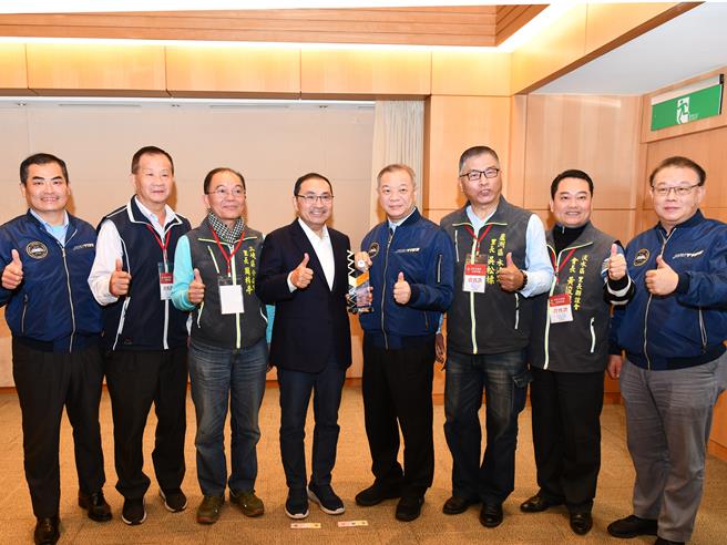 侯友宜藉市政會議表揚推動社區治安工作評鑑績優治安社區。（新北市警察局提供）