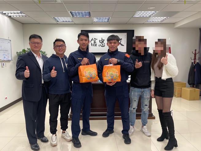 劉婦女兒（右）今天特地前往分局，感謝警員在受理母親遭詐案件時設身處地開導。（警方提供）