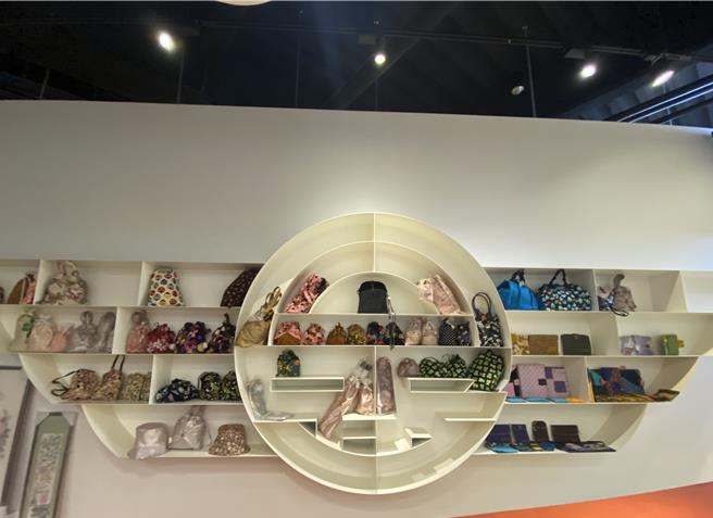 彩墨创作者吴丽慧手做展品区一角。（公路局提供／蔡明亘台北传真）