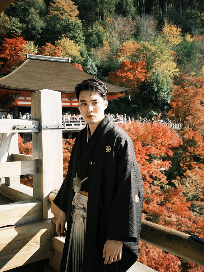 黃偉晉拍攝帥氣和服照。（八大提供）