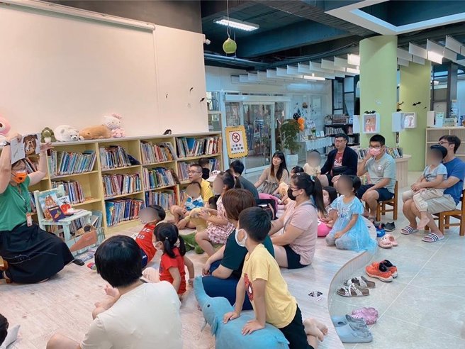 安定图书馆举办的说故事活动，吸引许多亲子参与。（安定区公所提供／宝智华台南传真）