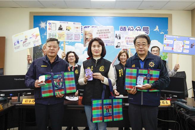 头份永贞宫与头份分局携手打击诈骗，推出一系列防诈小物，如印有QR码的手机架及吊饰，随时提醒民眾提高警觉。（吕丽甄摄）