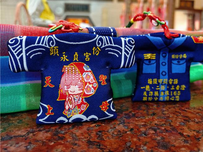 头份永贞宫与头份分局携手打击诈骗，推出一系列防诈小物，如印有QR码的手机架及吊饰，随时提醒民眾提高警觉。（吕丽甄摄）