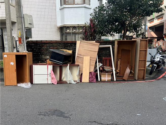 云林县巨大垃圾清除费用以往随水费代徵，导致大量外地巨大垃圾移入云林，县府25日表示已通过巨大垃圾代清除处理收费办法，明年1月1日起实施，每车次收费2500元。（张朝欣摄）