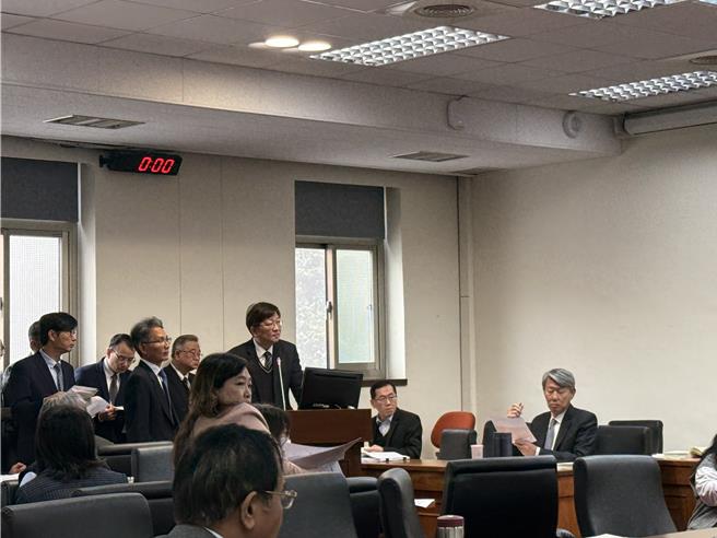立法院今處理2025年經濟部及所屬單位預算，台電千億補助案是關注焦點。圖右座位上的是經濟部長郭智輝。(王玉樹攝)