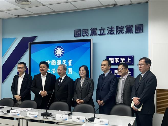 行政院长秘书长龚明鑫（左三）今率领公平会被提名人，现任主委李镁（左四）、副主委陈志民（右三）、委员洪财隆（右二）续任，以及现任公平会服务业竞争处处长林庆堂（右一），前往立法院国民党团拜会国民党团总召傅昆萁（左二）、副书记长罗智强（左一）。（陈薏云摄）