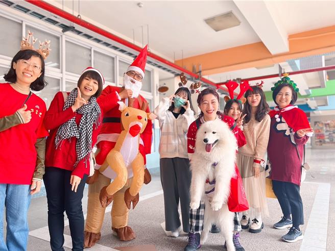 高雄博爱国小今年圣诞节派出可爱雪橇犬Otis，穿梭在各班级分送糖果。（教育局提供／纪爰高雄传真）