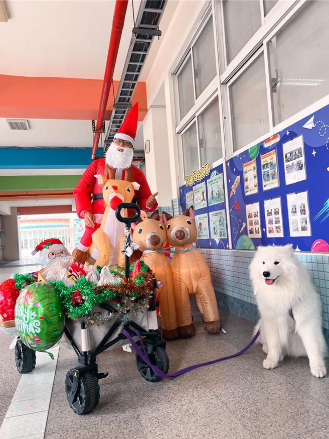 毛茸茸的萨摩耶犬又称「微笑天使」，雪白壮硕的身体，相当聪明活泼，可爱疗癒的模样融化现场所有人。（教育局提供／纪爰高雄传真）