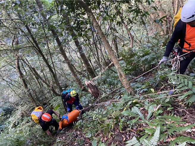 新北市張姓野跑者前往北得拉曼不幸墜谷身亡，搜救人員25日將張男從崖底帶回鄰近停車場。（竹縣消防局提供／邱立雅竹縣傳真）