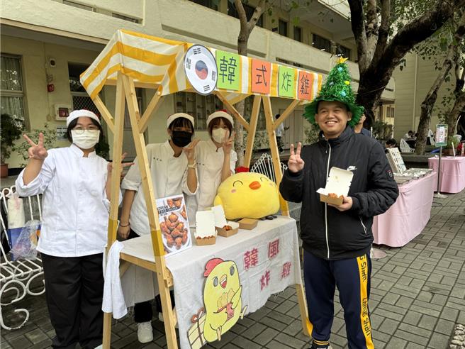 高雄市中山工商在圣诞节办「创意快闪市集野餐日」活动，校园布置如同露营区及圣诞嘉年华，学生大秀手艺作披萨、韩式炸鸡等。（中山工商提供／纪爰高雄传真）