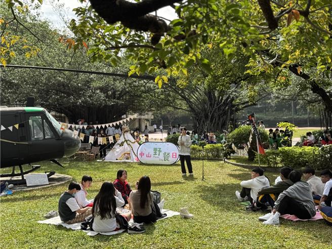 活动在中山工商校园草皮登场，共有13组学生报名「野餐日」活动，学生自备三明治、饼乾、轻食及饮料，倘佯在野餐垫上，聆听报佳音及社团表演。（中山工商提供／纪爰高雄传真）