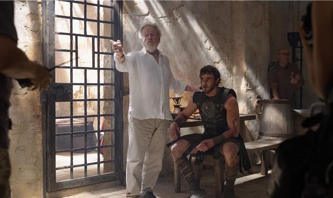 雷利史考特（左）執導《神鬼戰士II》找來保羅麥斯卡主演。（CATCHPLAY＋提供）