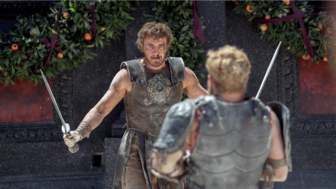 保羅麥斯卡在《神鬼戰士II》中飾演反抗暴君、報仇雪恨的角鬥士英雄「盧賽斯」。（CATCHPLAY＋提供）