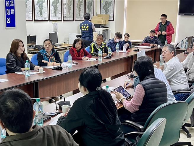 國土計畫署副署長於望聖（右1）建議國姓鄉公所，將聯外道列入汙水廠規畫案再予以協助。（楊靜茹攝）