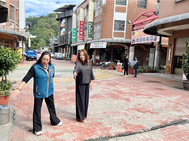 國姓鄉長邱美玲告訴立委馬文君，國姓老街鋪面崎嶇不平，不僅是學生通學道路，也是居民洽公要道，盼能請國土署改善。（楊靜茹攝）