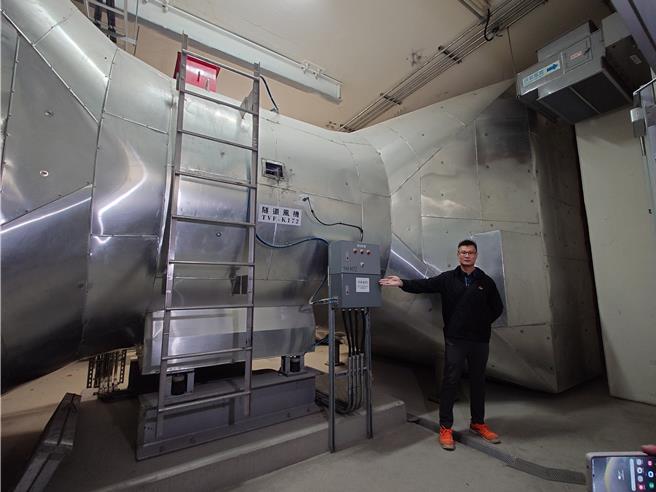 高雄铁路地下化各站都配置有大型风机、排风扇，能排除有害气体，也能有助于火警时争取逃生时间。（任义宇摄）