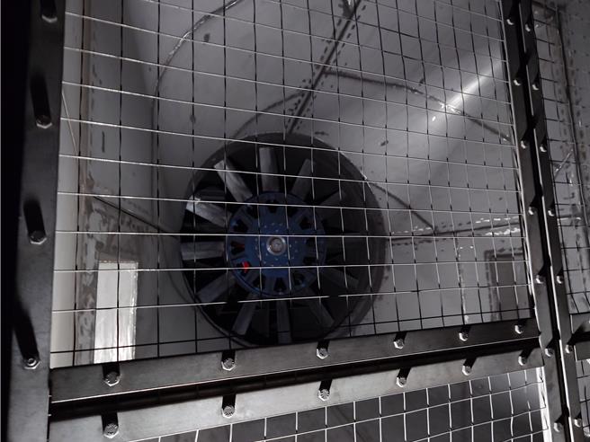 高雄铁路地下化各站都配置有大型风机、排风扇，能排除有害气体，也能有助于火警时争取逃生时间。（任义宇摄）