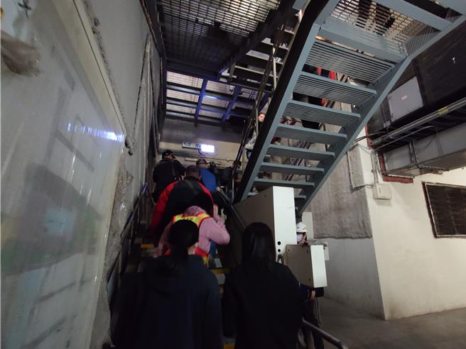 高雄车站地下月台设有神秘「9又4分之3月台」，是消防队专用救灾通道，还设有火警监控指示版能快速引导消防队抵达起火位置。（任义宇摄）