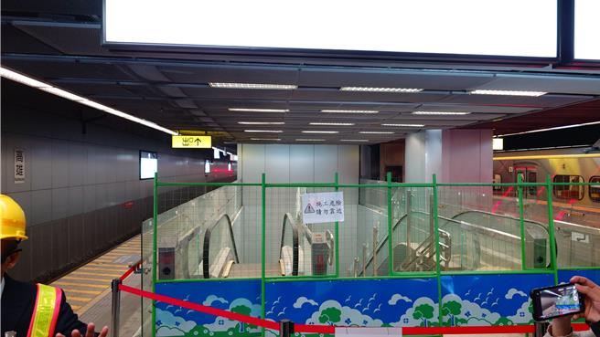 高雄车站月台第8车处有尚未启用的楼梯、电扶梯，铁道局说未来可直通捷运车站，能大幅缩减转乘时间。（任义宇摄）