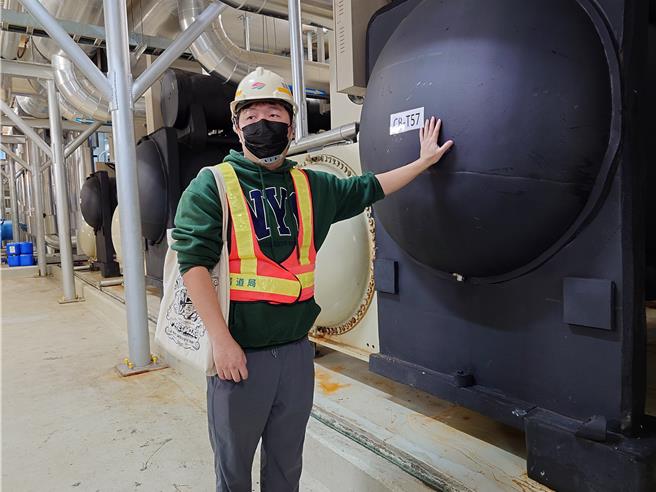 铁道局曝光供应站内空调的大型冰水机，能制作5度冰水在站内循环。（任义宇摄）