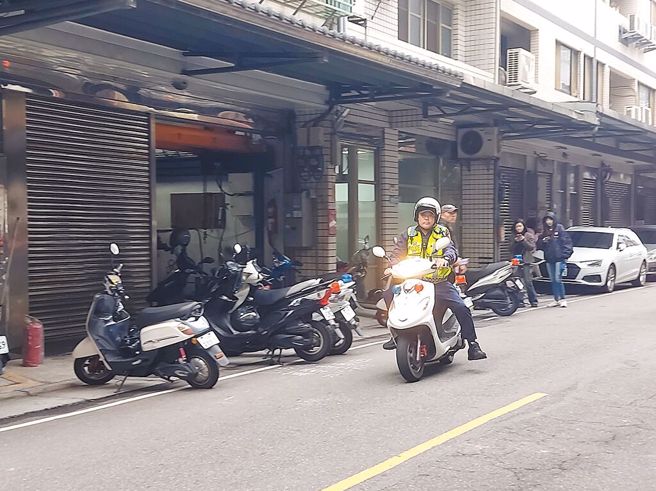 事發當時警方從現場附近騎車離開。（中時資料照）