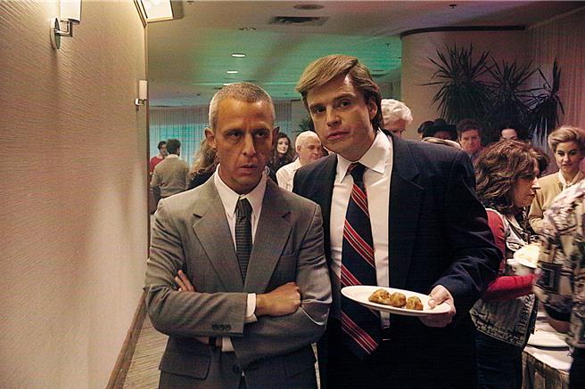 《狂人法则》刻画川普（左）在罗依科恩的指导下，如何像怪物般走上成功之路。（采昌提供）