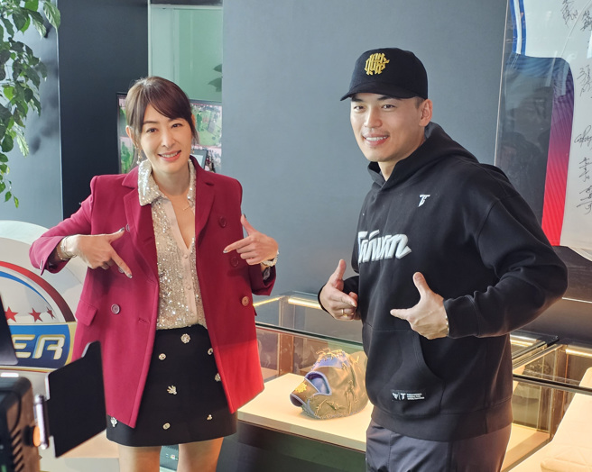 棒球好手朱育賢（右）25日出席台北101活動，和台北101董事長賈永婕（左）在他於12強棒球賽冠軍賽完成再見雙殺守備的冠軍手套前合照。（陳筱琳攝）