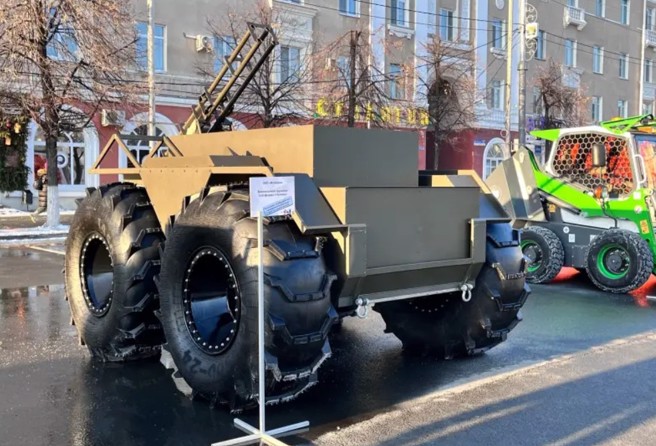 俄罗斯的排雷机器人「切尔诺克」(Chelnok)，外型像个耕耘机，上方的是武器是导爆索。(图/Military Review)