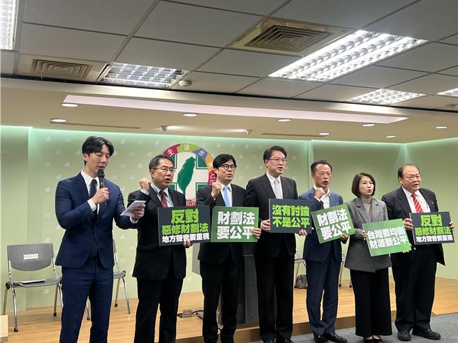 绿县市长批财划法 黄伟哲：蓝白一副你要就拿走不要就放手 态度恶劣。曾薏苹摄