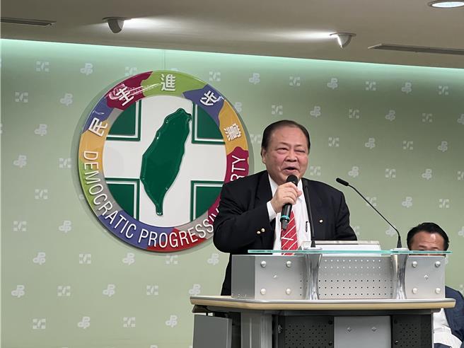 绿县市长批财划法 黄伟哲：蓝白一副你要就拿走不要就放手 态度恶劣。曾薏苹摄