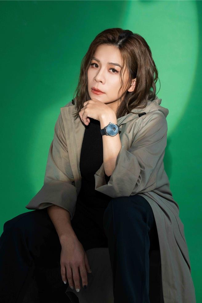 2024年12月25日 台北市／圖01：江美琪配戴寶齊萊Manero緣動力小三針日期藍面腕表，搭載自製CFB A2050環型自動鏈機芯。（石智中攝，服裝提供peter wu）