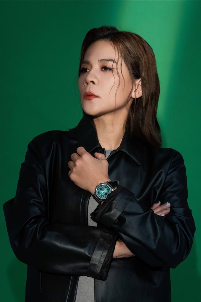 2024年12月25日 台北市／圖02：江美琪以率性的姿態，展現不凡歌后氣勢。她更配戴寶齊萊傳承系列年曆雙盤計時碼表台中限定版，漸變綠面盤與表背的台中地標縮影是特點。售價24萬5000元。（石智中攝，服裝提供peter wu）