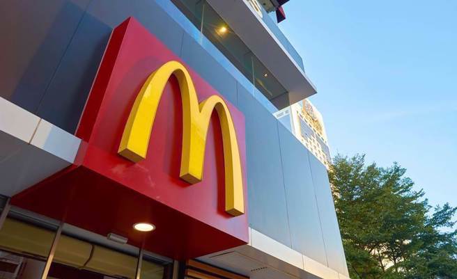 麦当劳前主管性侵员工致轻生，北市劳动局依违反《性别工作平等法》对麦当劳开罚100万元。图非事发麦当劳。（示意图:shutterstock/达志）