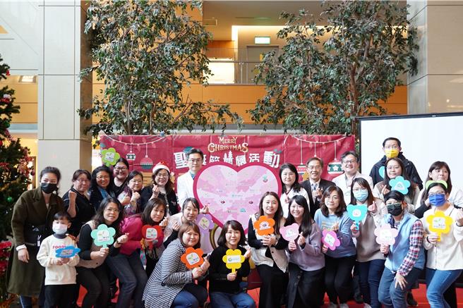 亚东医院今举办「有爱童行 匯聚英雄」活动，表彰22家儿童托育机构，授予「儿保英雄奖章」。（亚东医院提供）