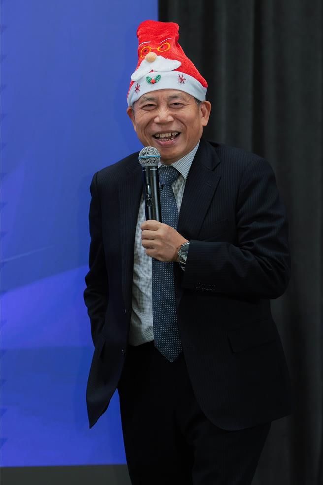 国发会主委刘镜清25日于年终记者会上指出，民间投资持续畅旺，乐观看待明年景气。(郭吉铨摄影／洪凯音台北传真)