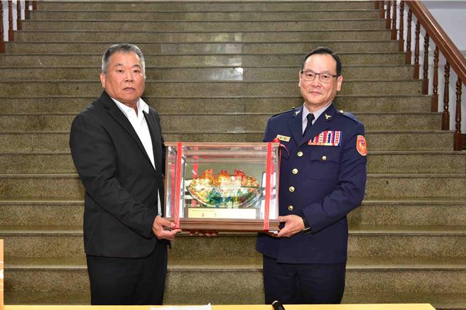 昇樺食品有限公司董事長吳裕田到嘉義縣警察局贈送員警及工友每人1盒滴雞精，警察局長李權哲回贈感謝狀。(嘉義縣警察局提供／呂妍庭嘉義傳真)