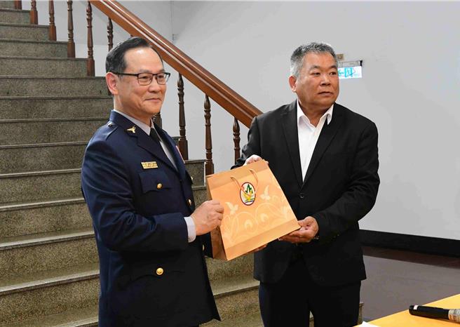 昇樺食品有限公司董事長吳裕田到嘉義縣警察局贈送員警及工友每人1盒滴雞精。(嘉義縣警察局提供／呂妍庭嘉義傳真)