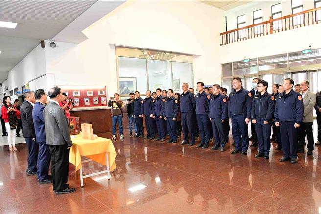 昇樺食品有限公司董事長吳裕田到嘉義縣警察局贈送員警及工友每人1盒滴雞精。(嘉義縣警察局提供／呂妍庭嘉義傳真)