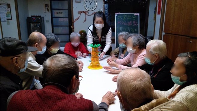 台湾失智症协会搜集681笔失智家庭意见，7成反对卫福部分流新制，近4成表示会愿意自费继续使用失智据点服务。（台湾失智症协会提供）