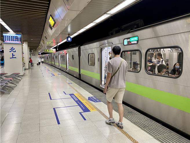 台铁近日有乘客疑似为要求开冷气而按车厢内紧急按钮。示意图非当事列车。（本报资料照片）
